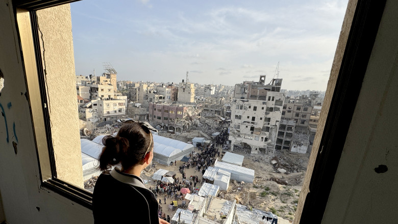 Palestinians shop for Eid al-Fitr amidst rubble in Khan Yunis