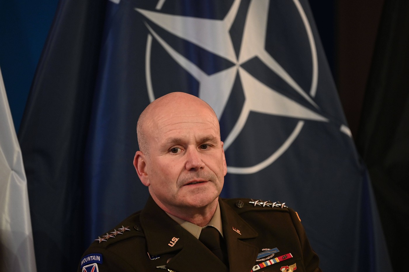 Administraţia Trump ia în considerare renunțarea la comanda militară a NATO în Europa. Care este motivația din spatele acestei decizii
