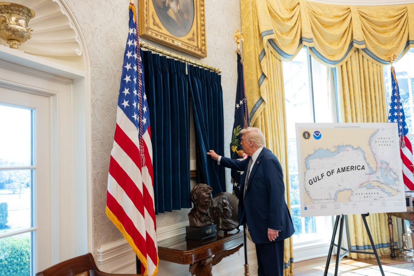 Trump reinventează Biroul Oval: harta „Golfului Americii” și trofeul Cupei Mondiale. Ce face butonul roșu de pe biroul său