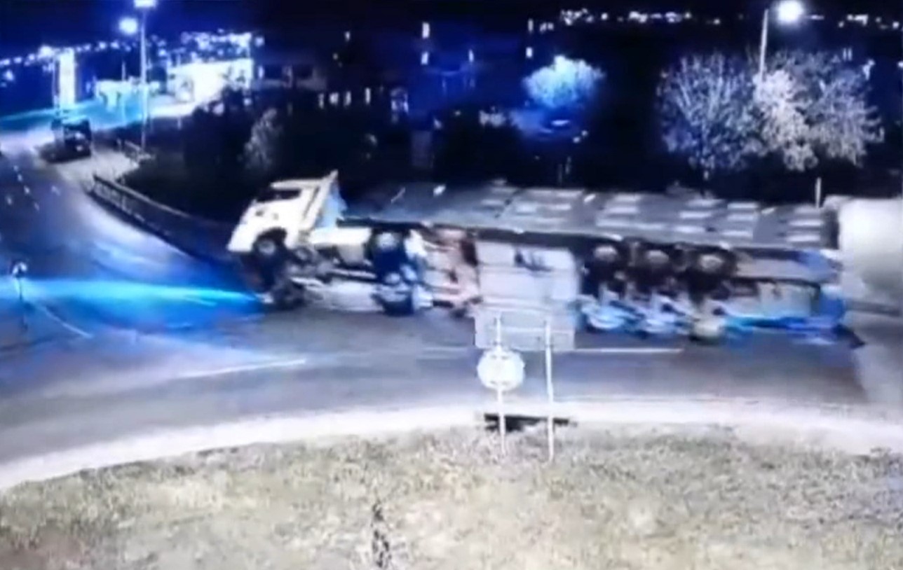 Momentul în care un tir plin cu porci se răstoarnă într-un sens giratoriu din Constanța