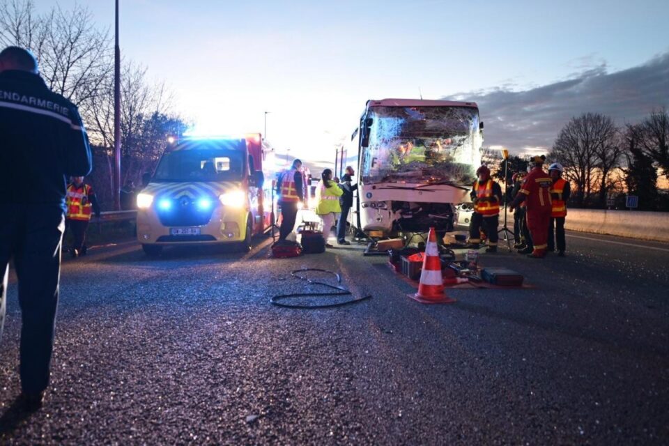 36 de cadeți francezi au fost răniți după ce patru autocare s-au ciocnit pe o autostradă