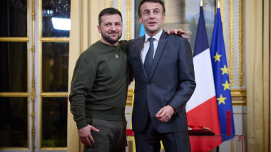 Volodimir Zelenski și Emmanuel Macron.