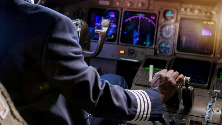 Zbor oprit în ultima clipă: Un pilot beat a fost scos cu forța din avion, după ce a fost testat cu etilotestul