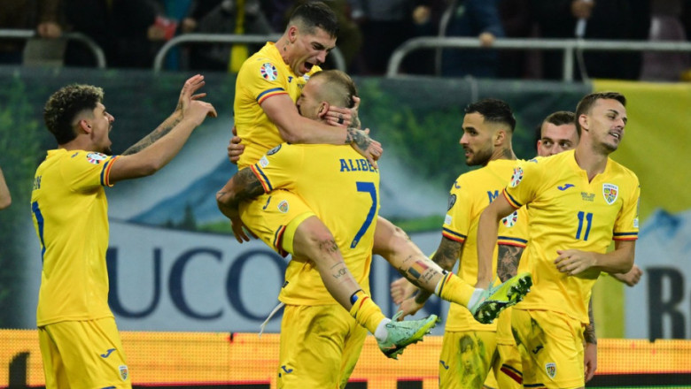 jucatori de la nationala romaniei de fotbal se bucura