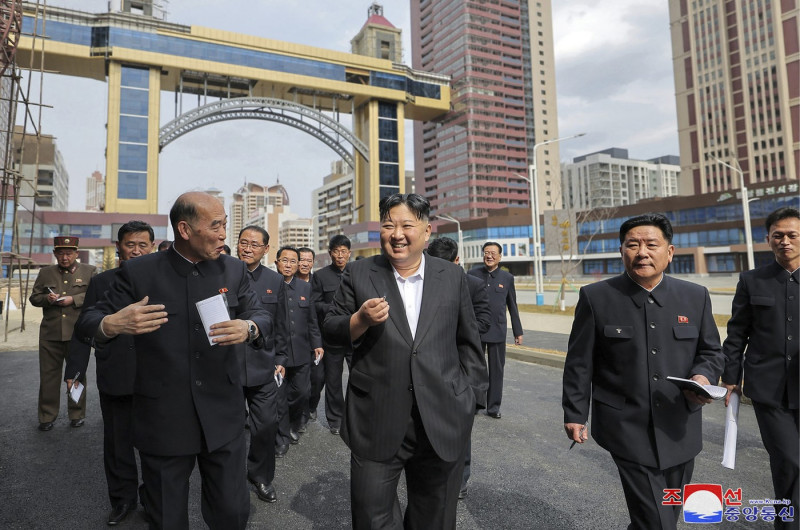 kim-jong-un-hwasong-phenian