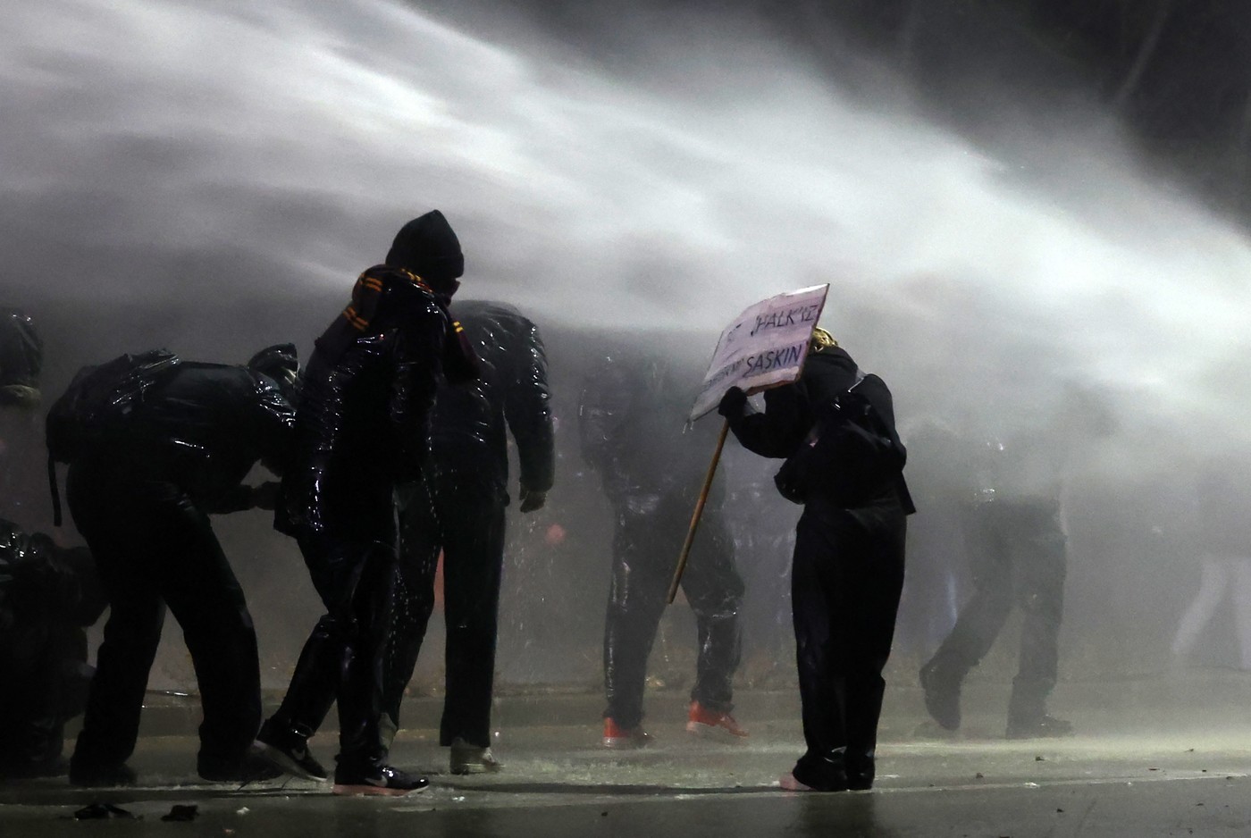 A doua noapte de proteste în Turcia, după arestarea primarului Istanbulului. Care sunt efectele asupra situației economice a țării
