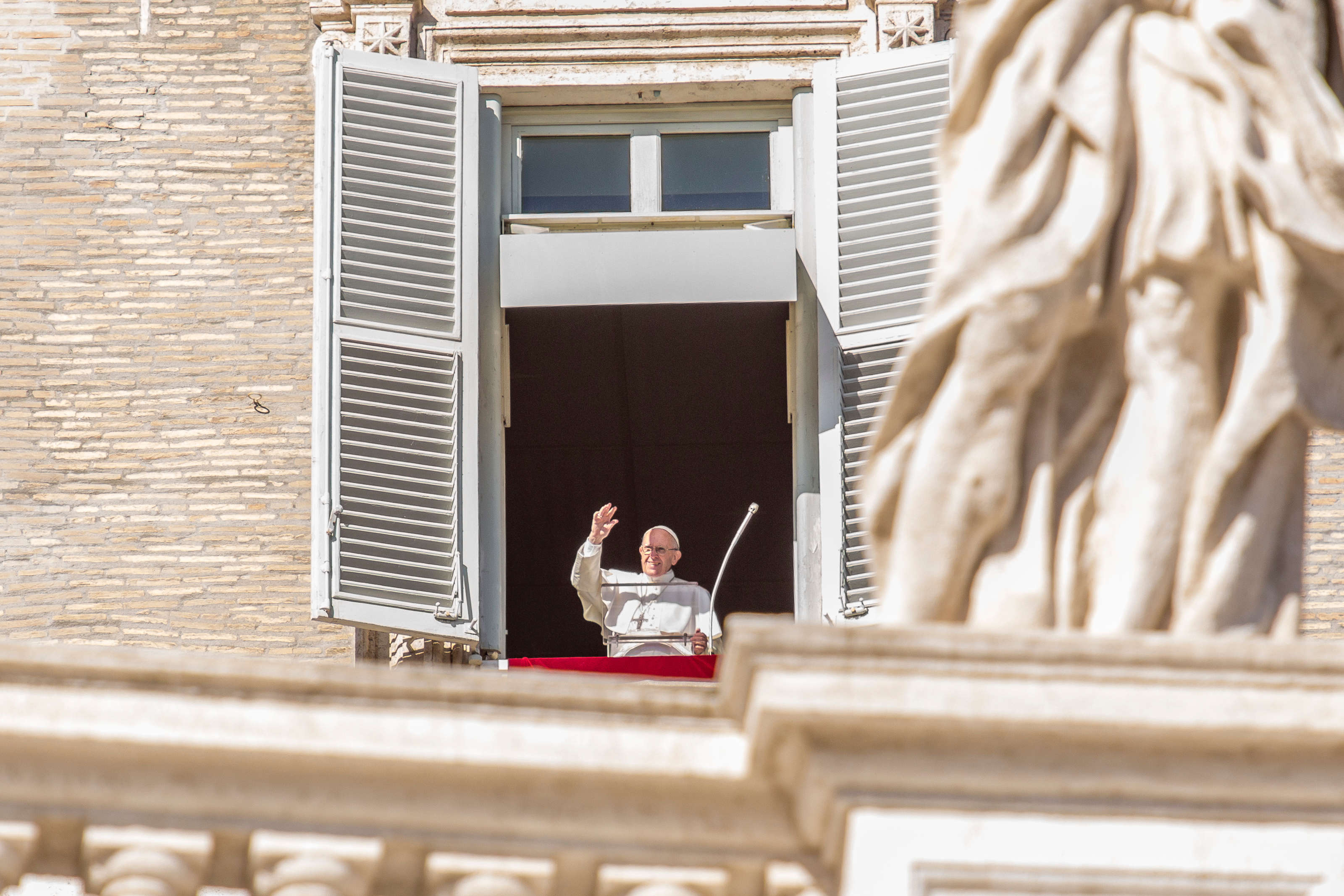 Papa Francisc va apărea în public pentru prima dată după internare. Vaticanul: Duminică va oferi binecuvântarea de la fereastră