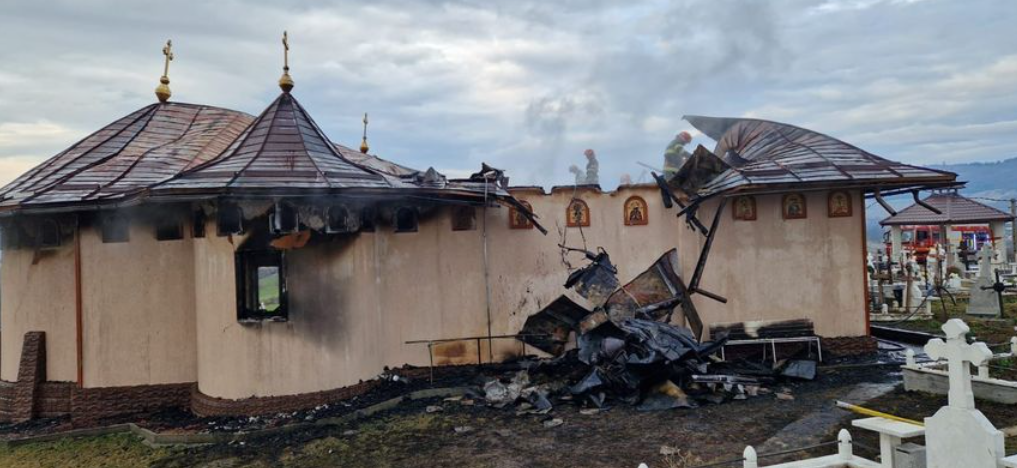 Incendiu devastator la o biserică din Bacău. Preotul paroh a ajuns la spital