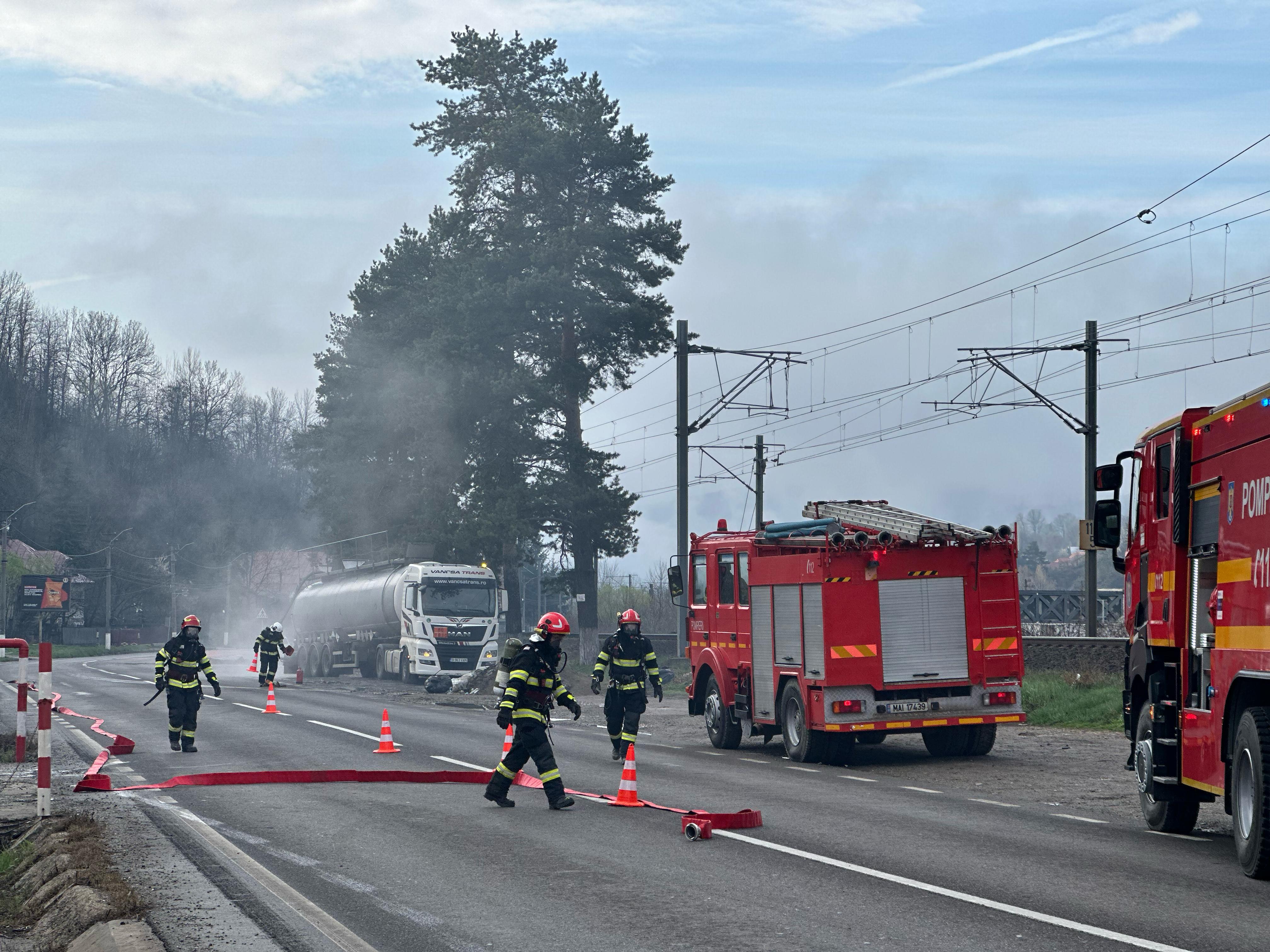 Pericolul a trecut. Cisterna de la Comarnic, din care se scurgea acid sulfuric, a fost golită. Traficul rutier și cel feroviar, reluat