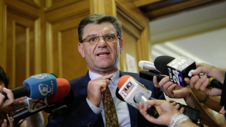 Liderul deputaţilor SOS, Dumitru Coarnă, şi-a dat demisia din grupul parlamentar, după ce Şoşoacă a blestemat electoratul suveranist