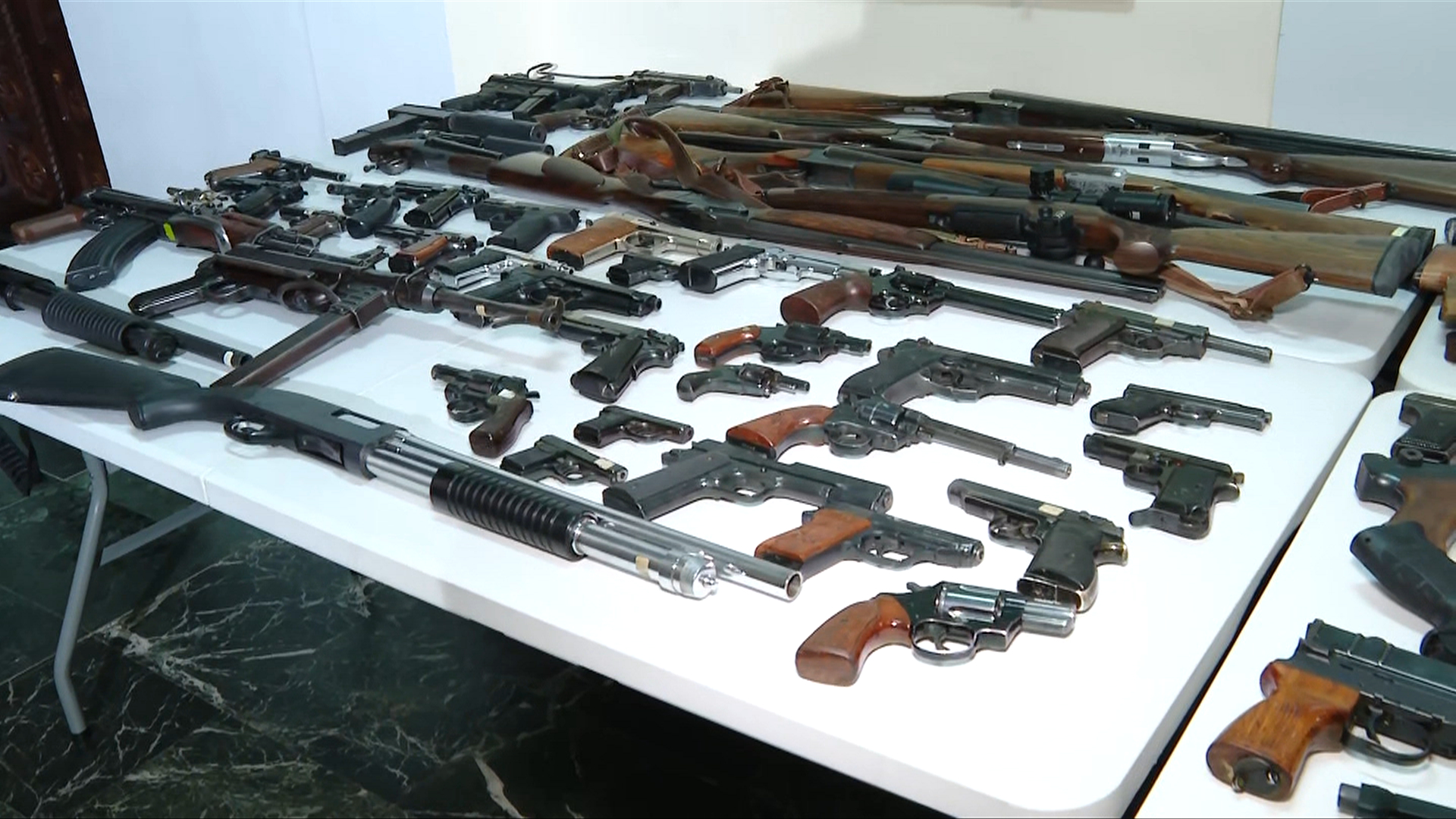 Arsenalul lui Horațiu Potra, prezentat de Poliția Română. Ce arme au ridicat anchetatorii în urma perchezițiilor