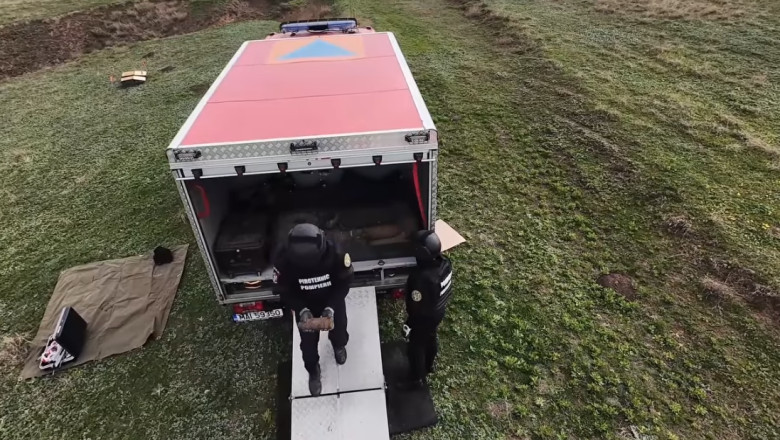 pirotehnist cu o bomba in maini