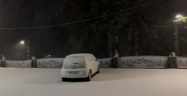 Mașină acoperită de zăpadă în Maramureș. Foto. Digi24