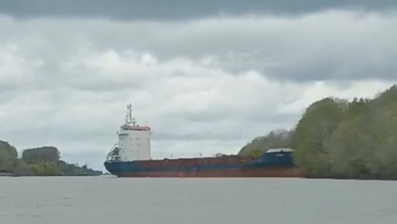O navă a eșuat pe Dunăre, pe malul Canalului Sulina