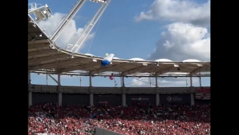 parasutist agatat de acoperisul unui stadion