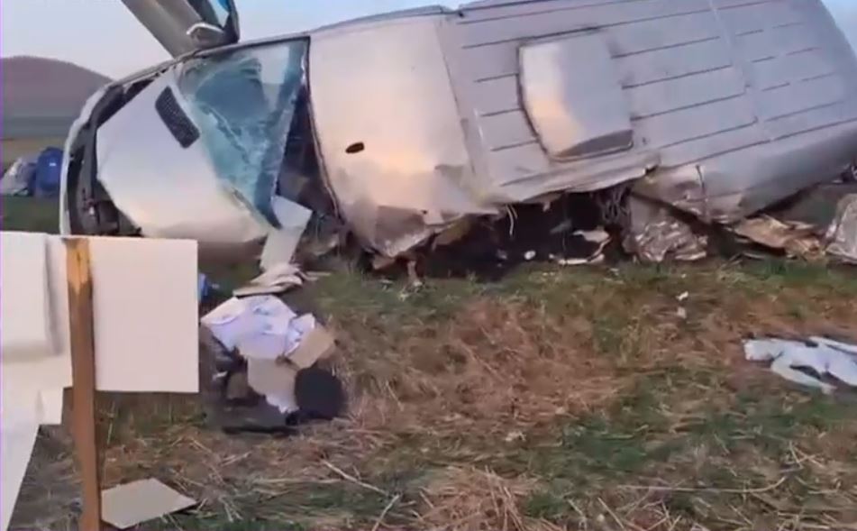 Accident grav în Cluj: Trei oameni au murit după ce microbuzul în care se aflau s-a izbit de un TIR