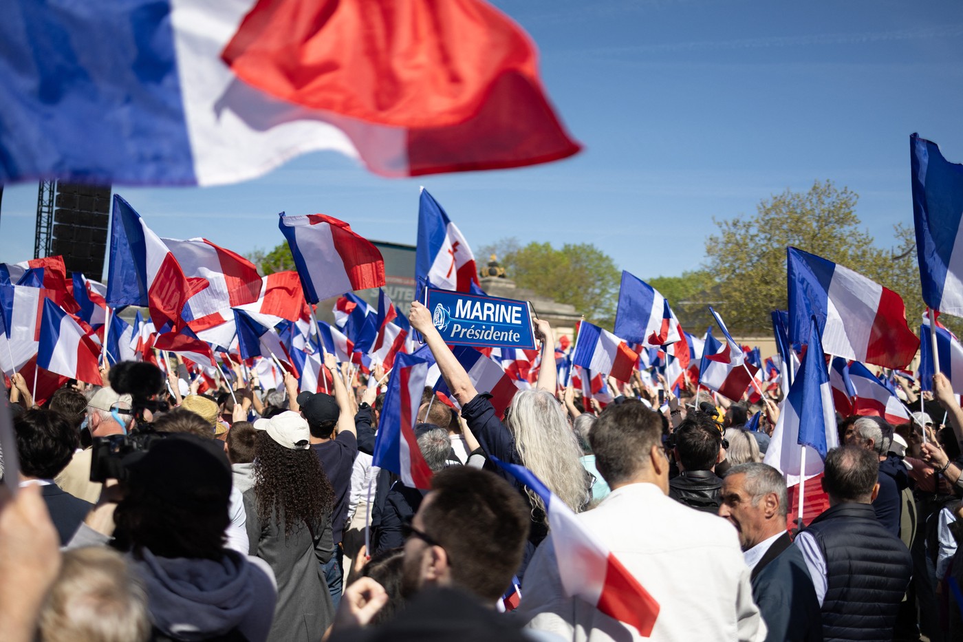Manifestația de sprijin pentru Marine Le Pen a avut participare sub așteptări. Nici la contramanifestații nu a fost altfel