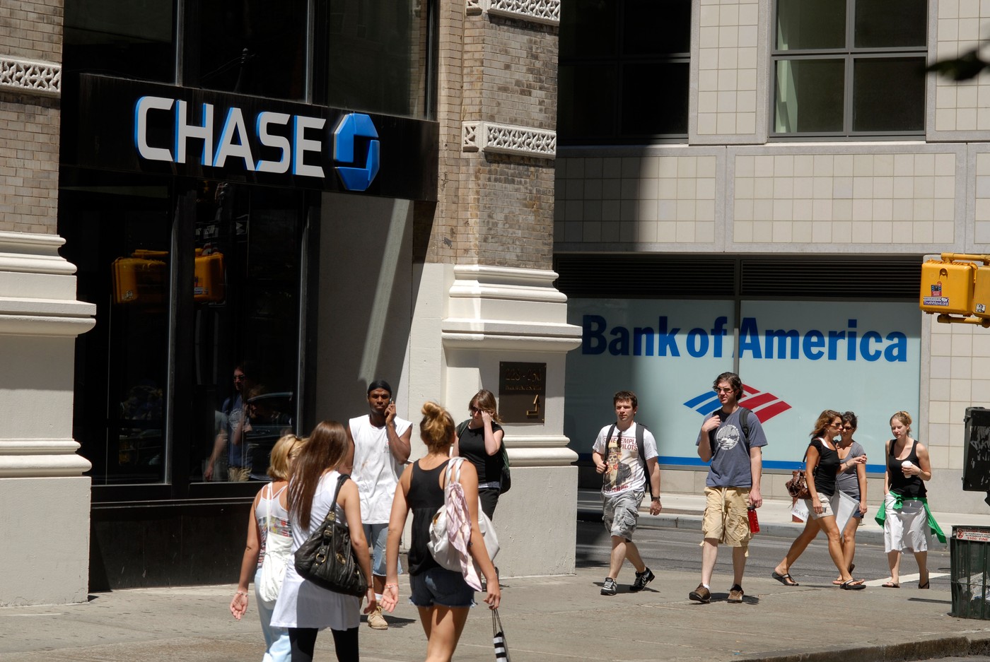 Îngrijorări printre marile bănci. Directorii JPMorgan şi Bank of America au discutat cu alți șefi din domeniu despre tarifele lui Trump