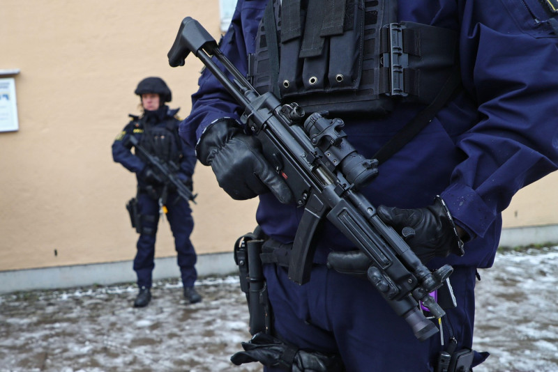 Police outside Linköping District Court.On Wednesday, an eight-week trial began regarding the murder in Ingelsta and the double murder outside a nightclub in Norrköping. The incidents are linked to criminal gangs and part of the evidence consists of Encro
