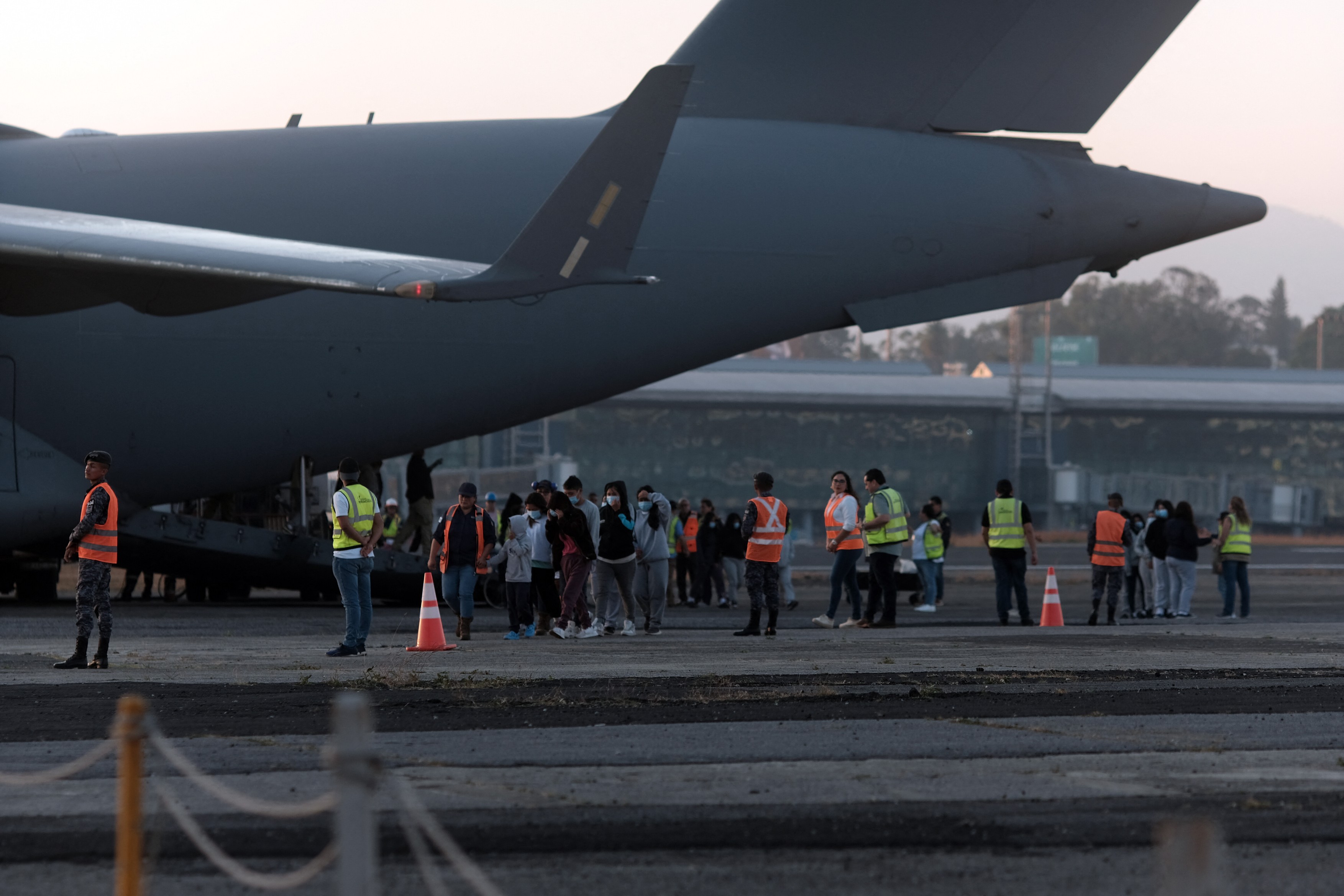 Curtea Supremă a SUA îi permite lui Trump să continue expulzarea migranților