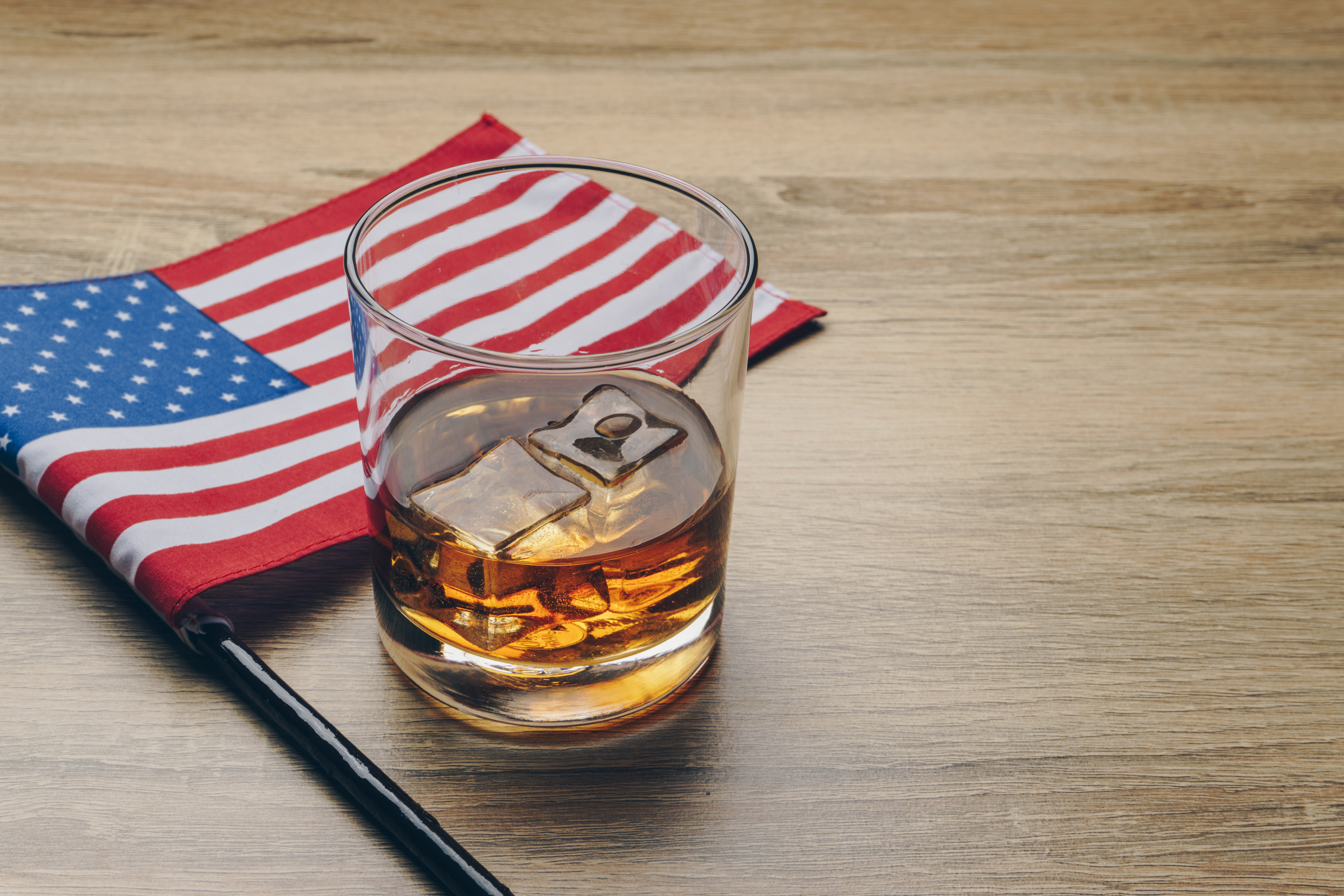 UE propune taxe vamale de 25% pentru produse americane, dar exclude whisky-ul pentru a evita represalii asupra vinurilor europene