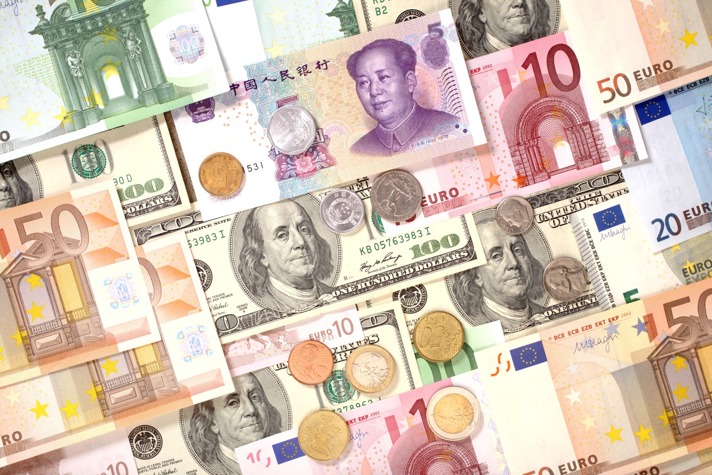 Dolarul, tradiționalul „refugiu” al investitorilor, a scăzut față de principalele valute internaționale. Yuanul, la un minim istoric