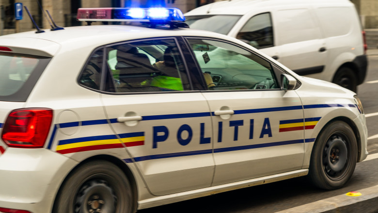 Accident grav în București: un tramvai a lovit cinci mașini. Vatmanul a fugit de la locul faptei