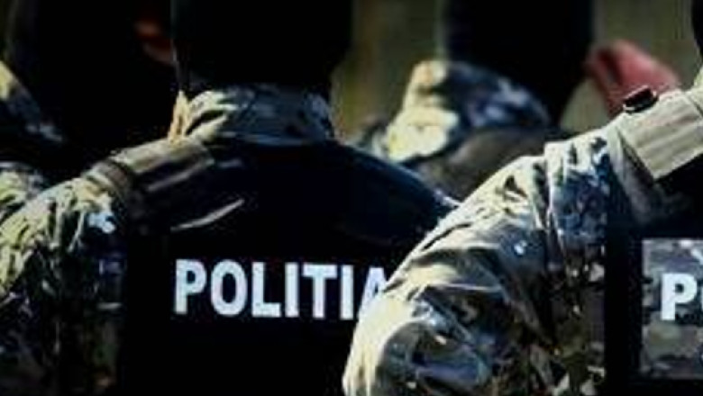 politisti la perchezitii
