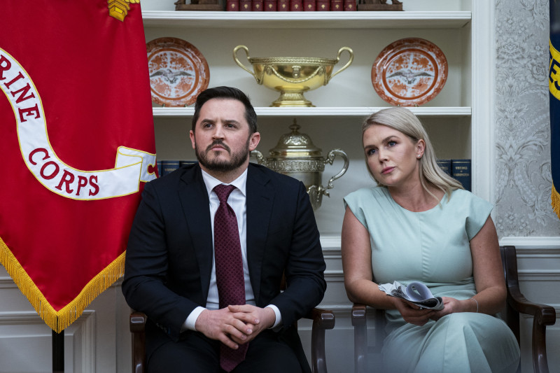 Donald Trump signe un décret en présence de Kid Rock et Karoline Leavitt dans le bureau ovale de la Maison Blanche à Washington DC