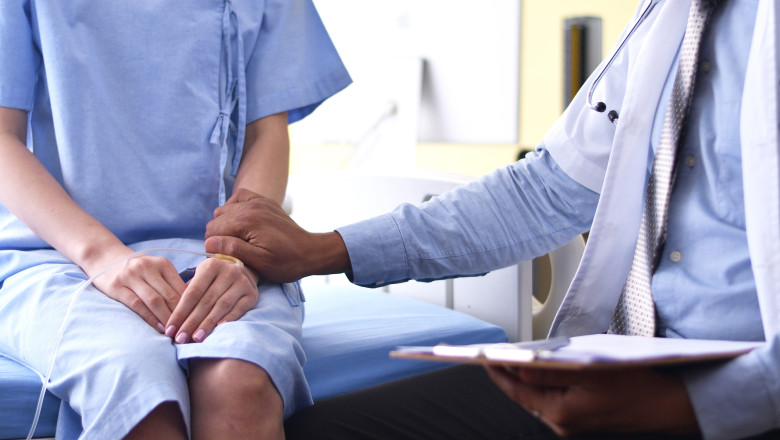 medic incurajeaza o pacienta cu cancer