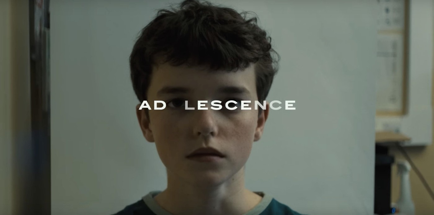„Adolescence”, difuzat gratuit în licee din Marea Britanie. Serialul vorbește despre influenţele toxice și misogine din online