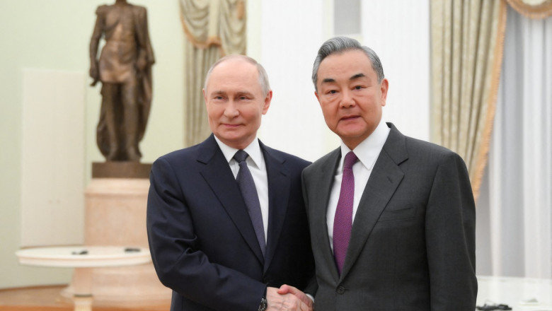 Vladimir Putin și ministrul chinez de Externe Wang Yi. Foto: Profimedia Images