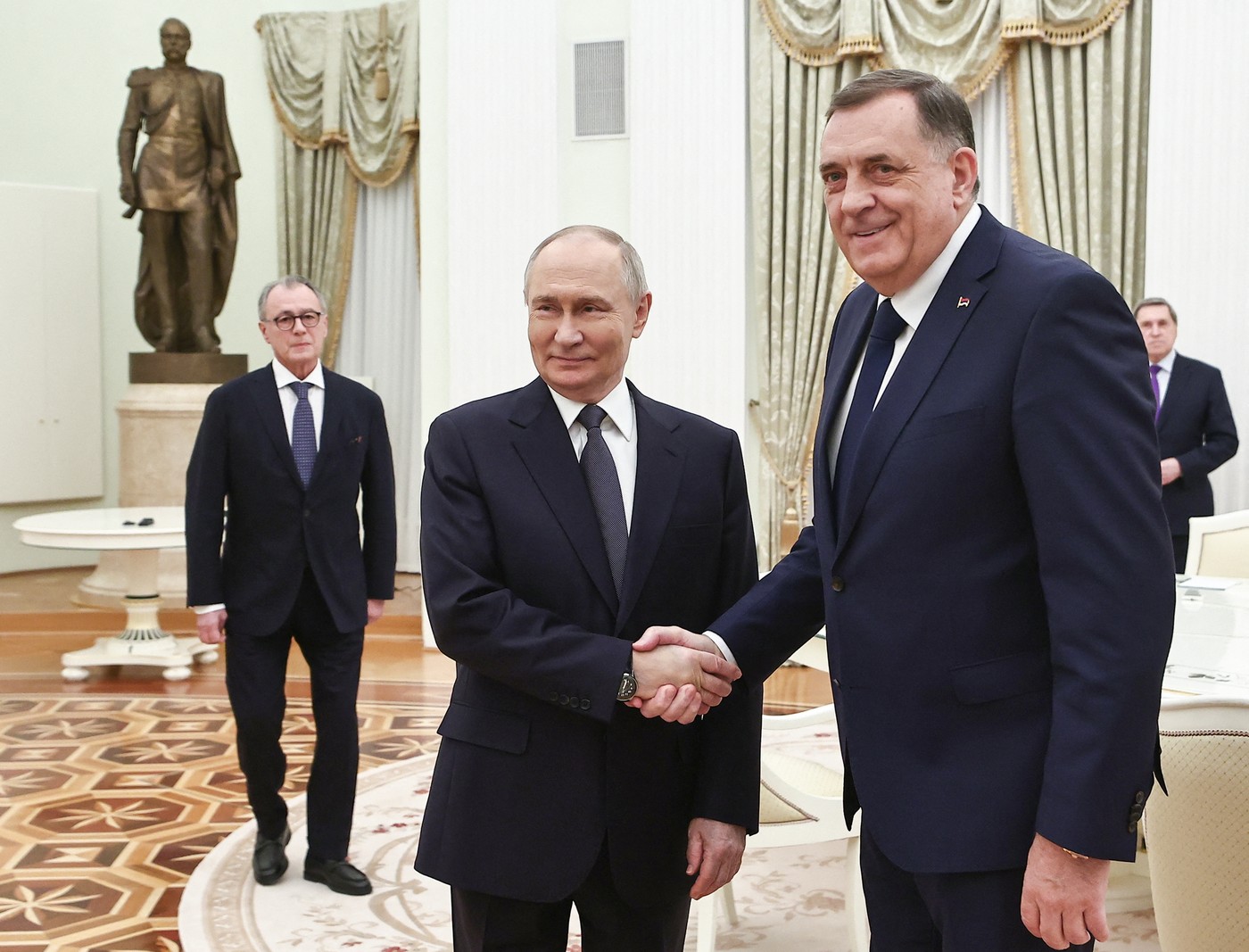 Putin l-a primit la Kremlin pe Milorad Dodik. Liderul separatiștilor sârbi din Srpska este căutat de justiția bosniacă