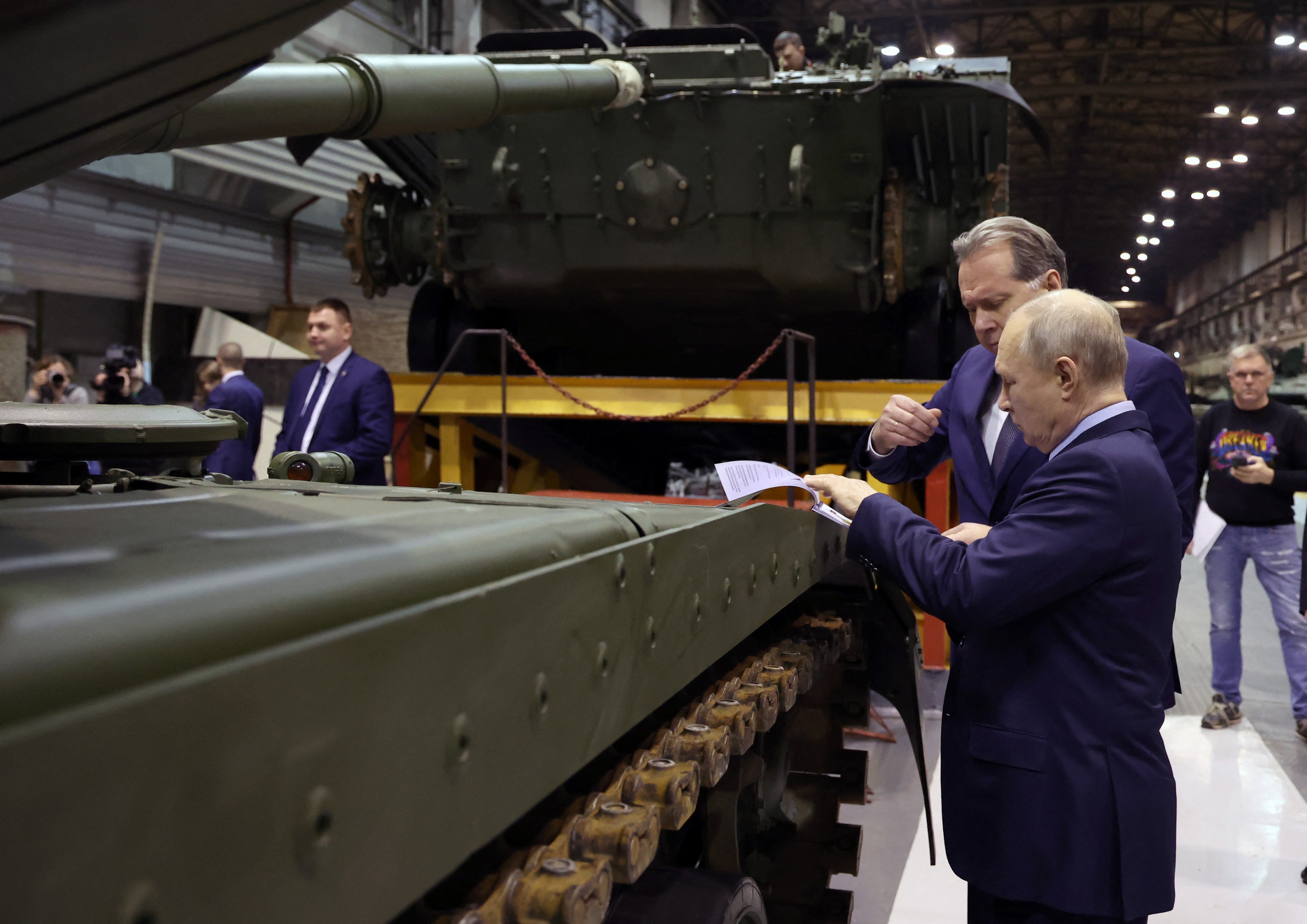 Tancurile lui Putin s-au împotmolit în Ucraina. Rușii au pierdut echivalentul a 4 divizii, iar fabricile de armament nu pot ține ritmul
