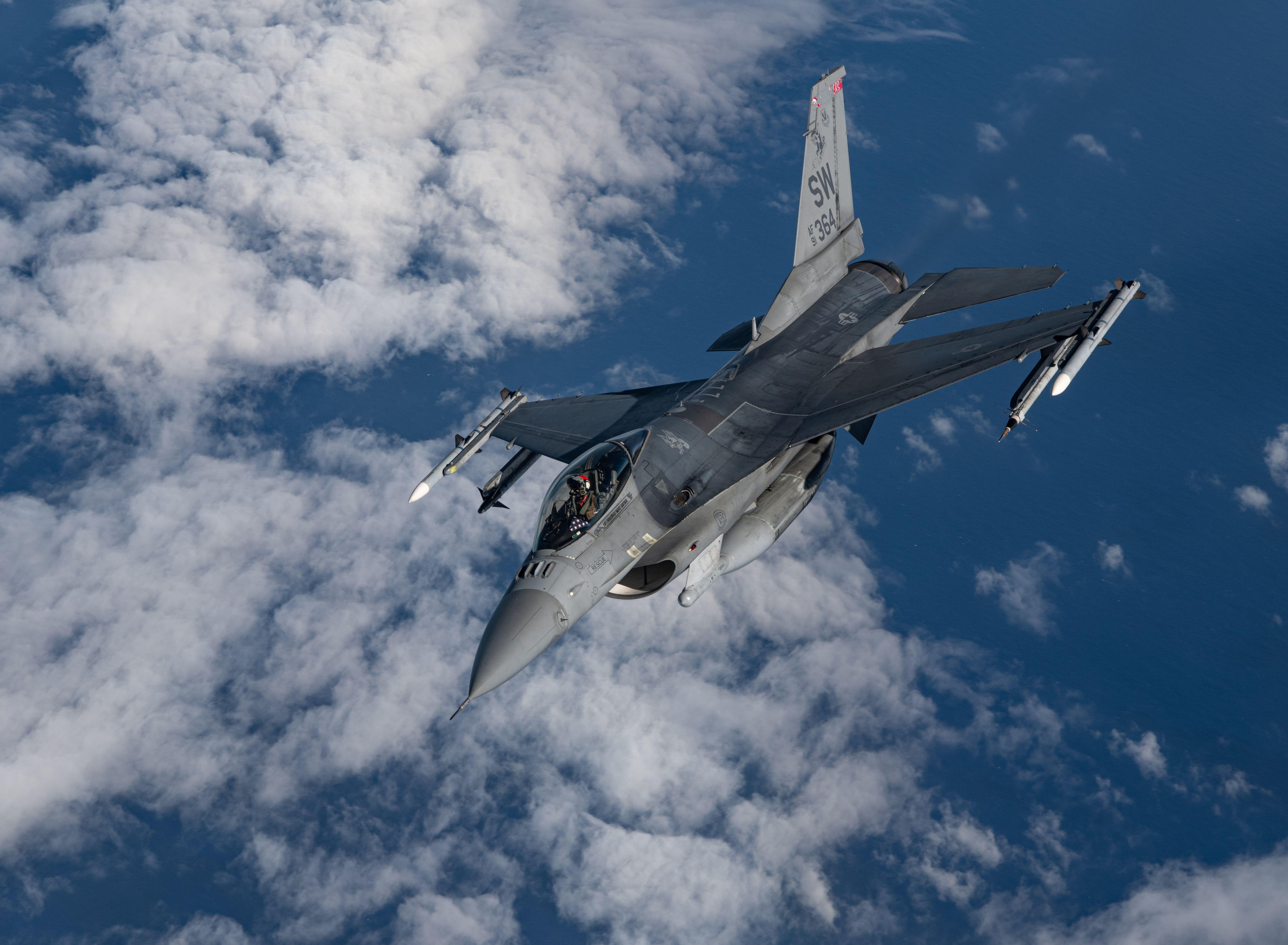 Avioane militare ucrainene, surprinse în spațiul aerian al României. Au intervenit aeronave de luptă F-16 și Eurofighter. Anunțul MApN