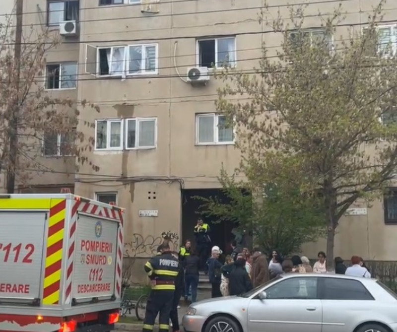 Explozie puternică urmată de incendiu într-un bloc din Ploiești
