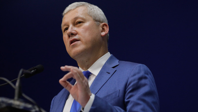 catalin predoiu sustine un discurs