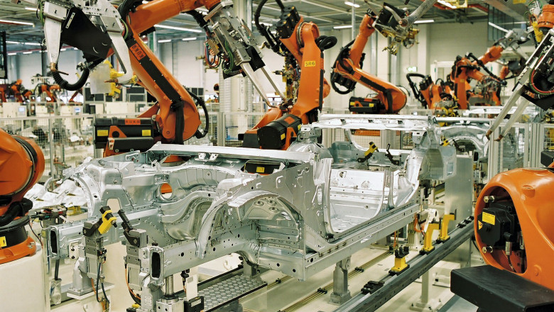 roboti intr-o fabrica auto