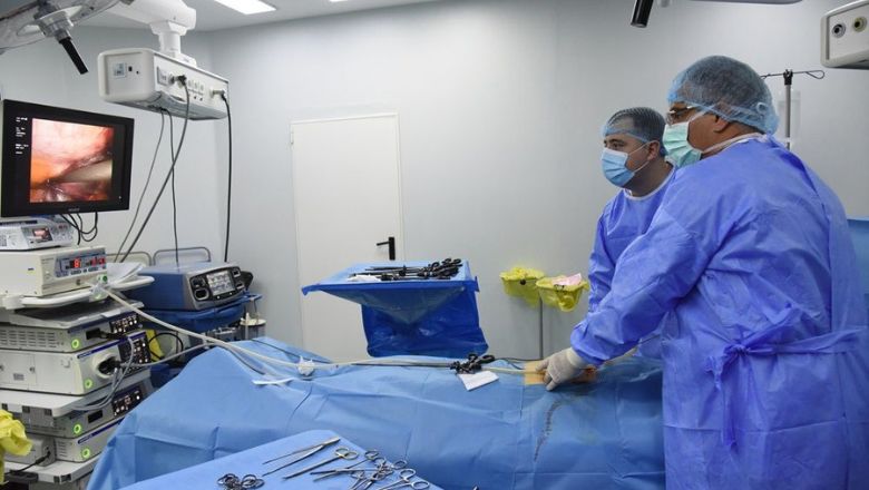 Cum a fost tratată o pacientă cu cancer de sân și diverticulită