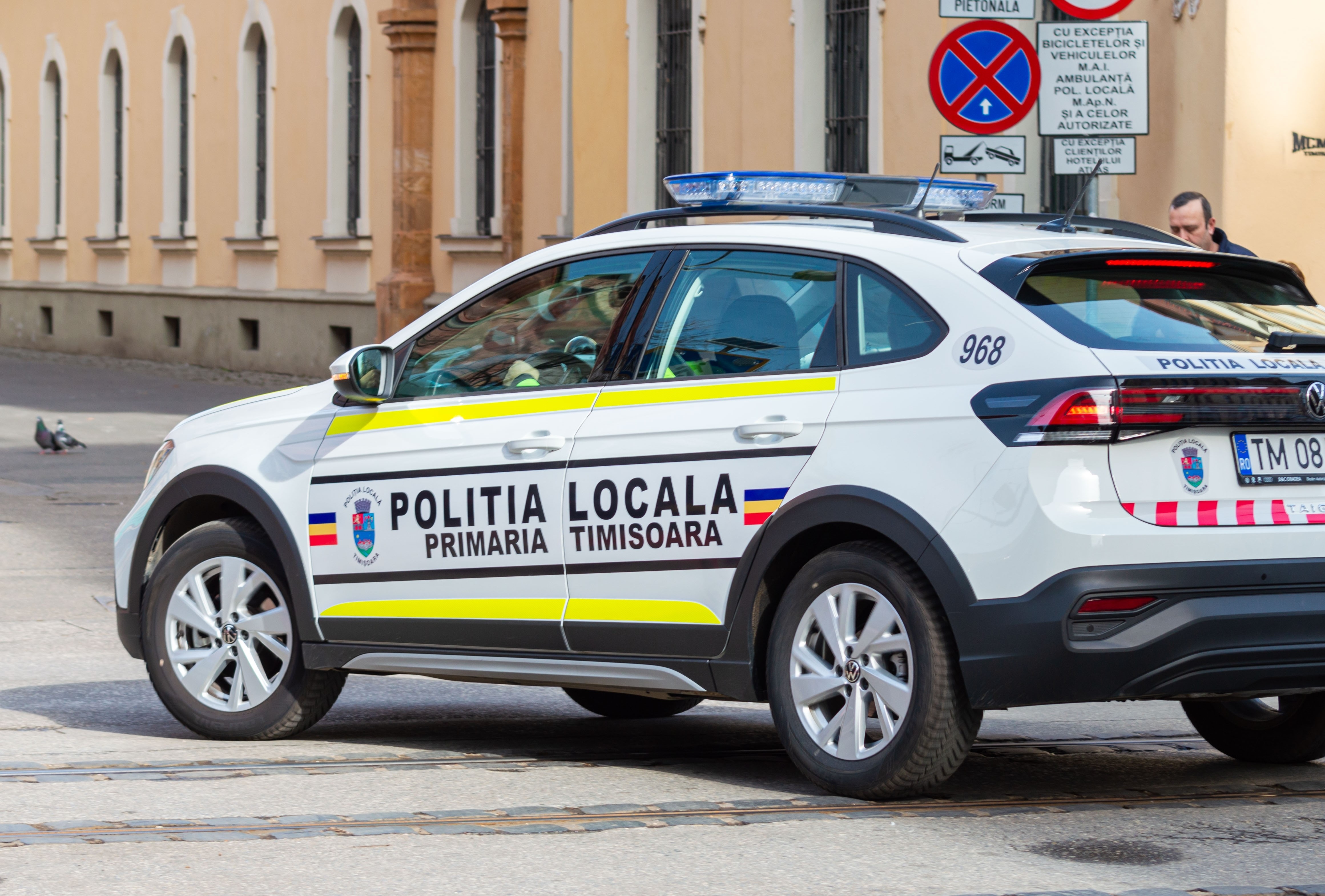 Politist din Timisoara, agresat de un pieton care traversase neregulamentar. Barbatul a refuzat sa se legitimeze