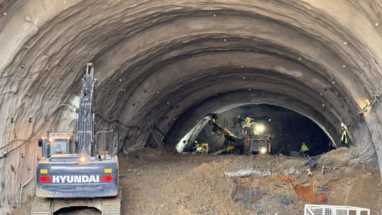 Lucrări la primele tuneluri ale tronsonului de autostradă Margina-Holdea.