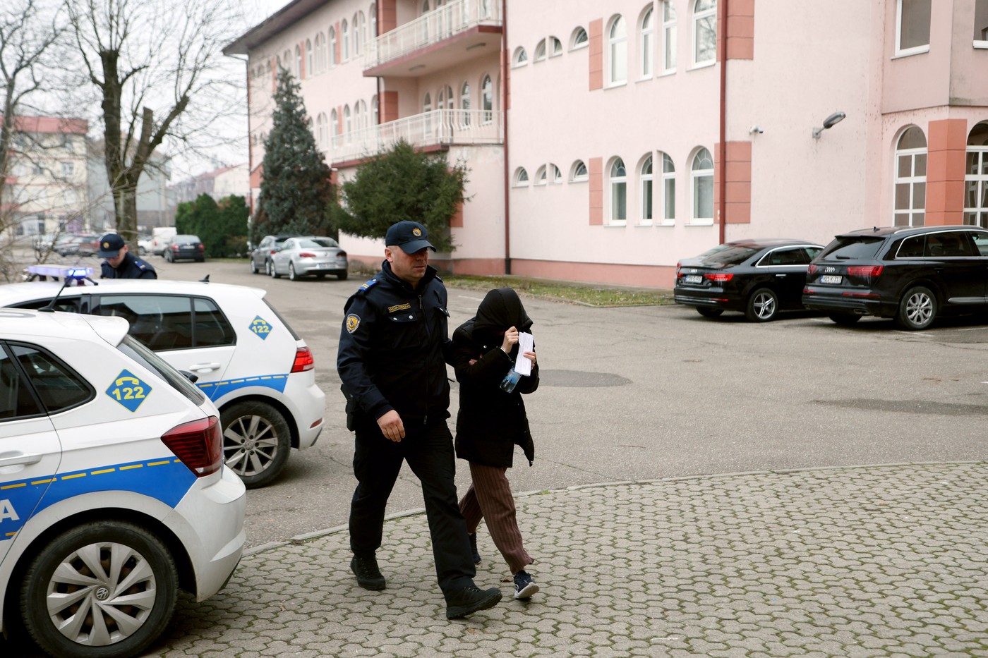 O „casă a ororilor”, în care se aflau 31 de copii, a fost descoperită în Bosnia. Poliţist arestat pentru trafic de persoane