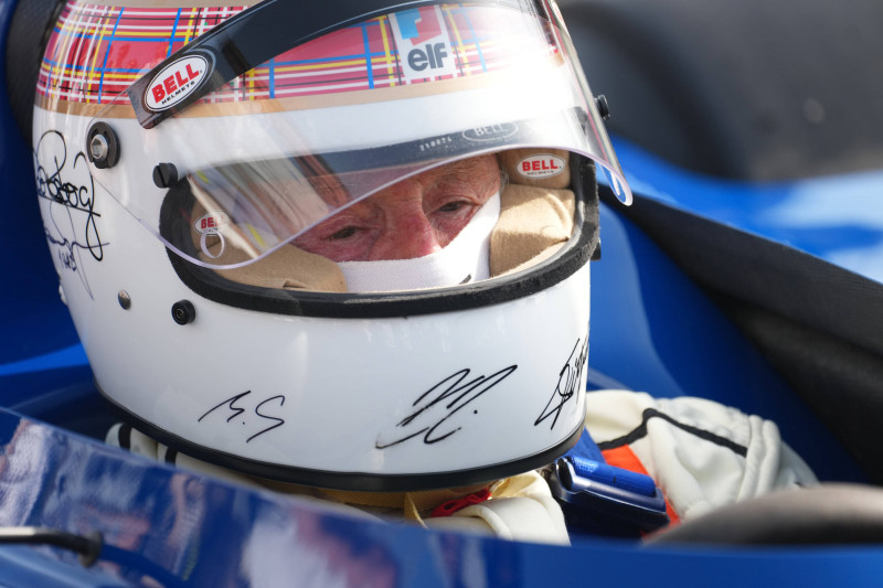 Jackie Stewart purtând casca de colecție la Marele Premiu al Bahrainului