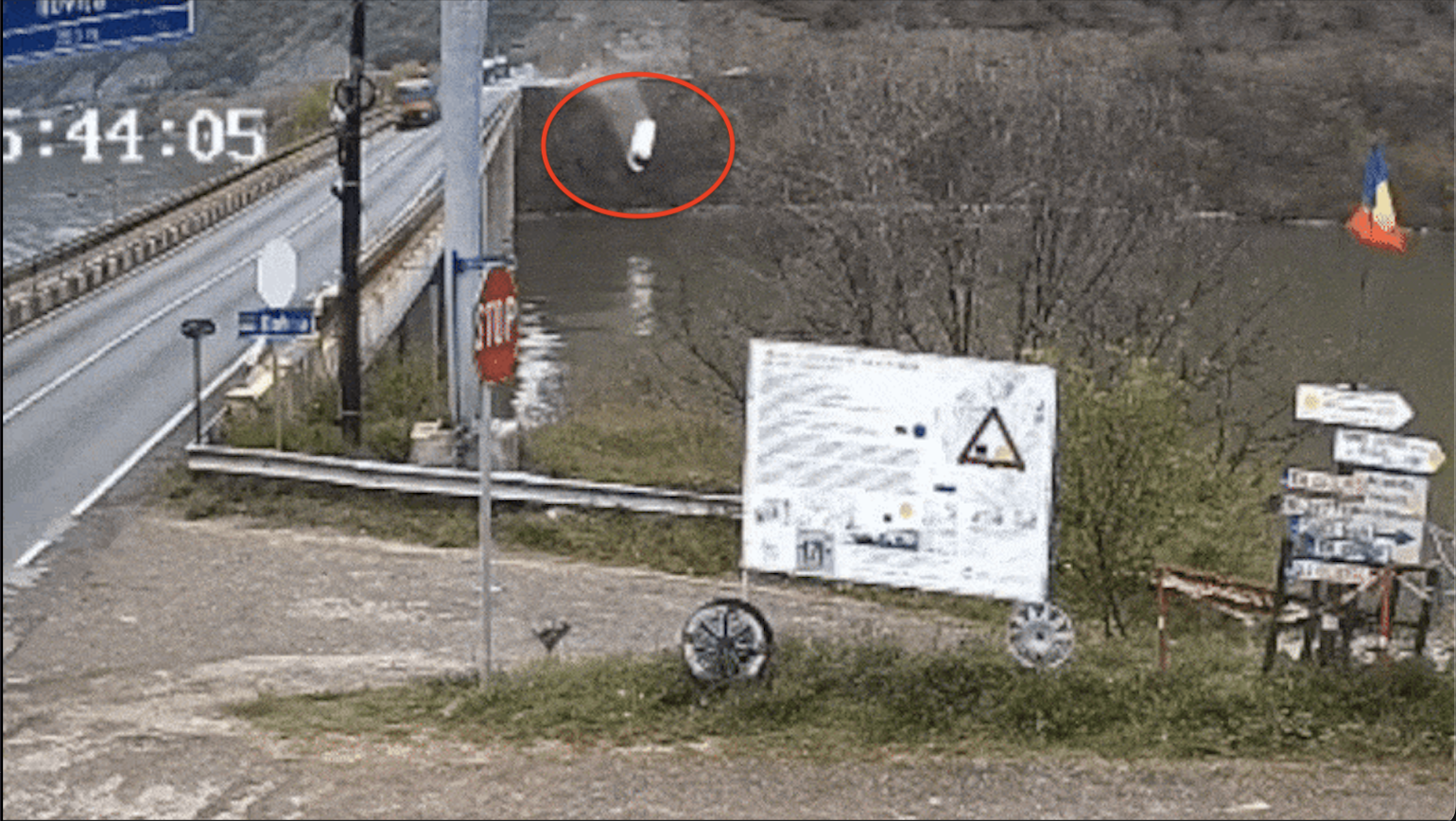 Momentul în care microbuzul cade în Dunăre, surprins de o cameră de supraveghere