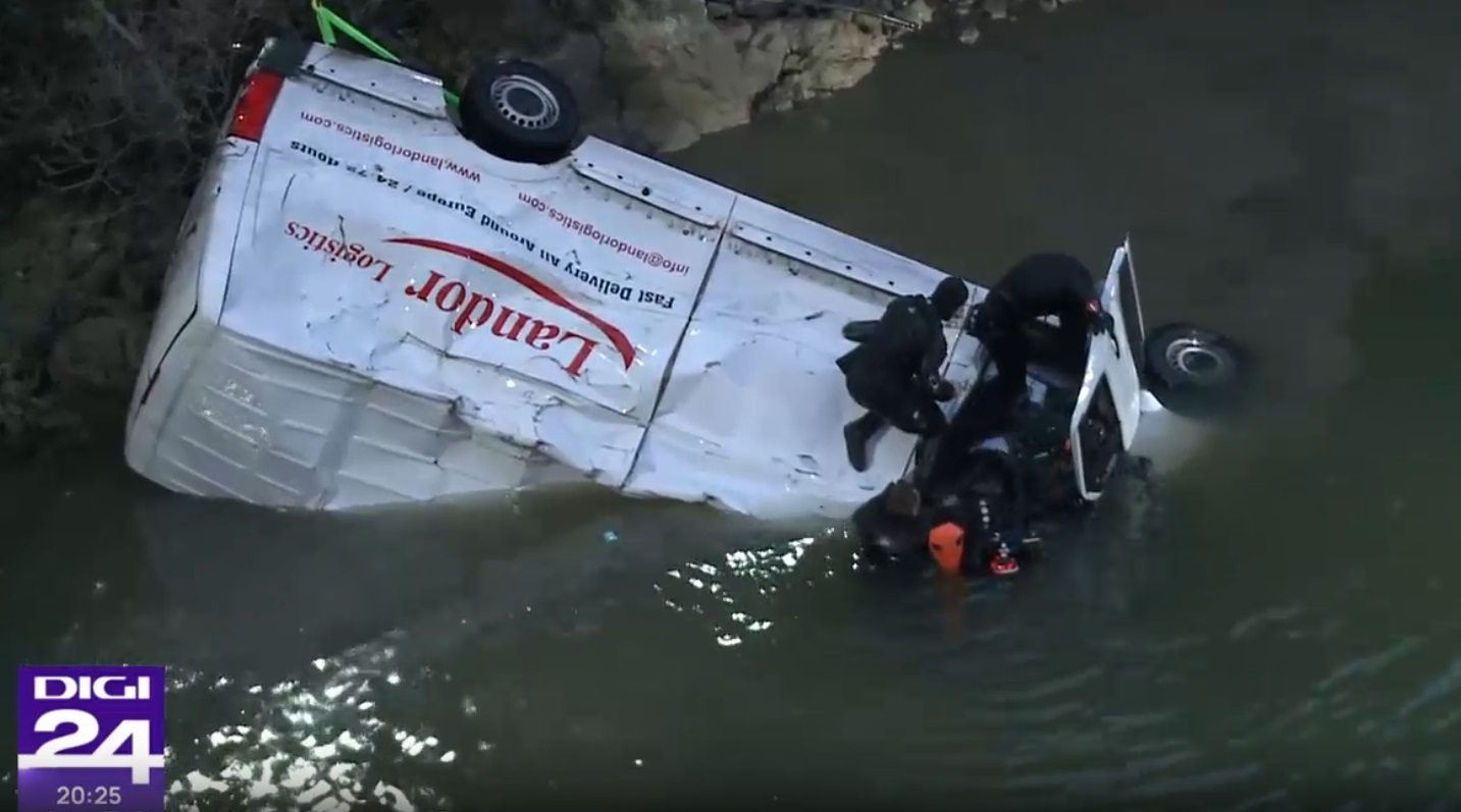 Accident grav în Mehedinți. Microbuzul căzut în Dunăre a fost scos din apă. Scafandrii au găsit o victimă