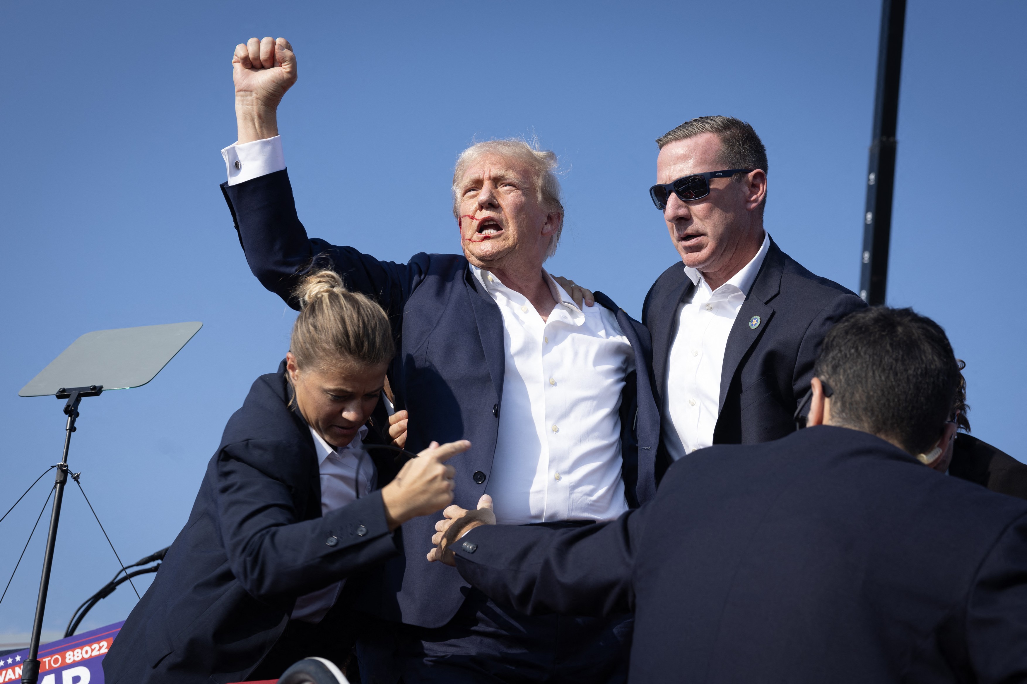 Casa Albă a înlocuit portretul lui Barack Obama cu cel al lui Donald Trump, gesticulând victorios după tentativa de asasinat