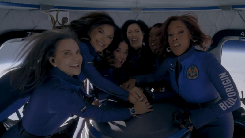 N10 SASE FEMEI SPATIU-BETA 150425_00149