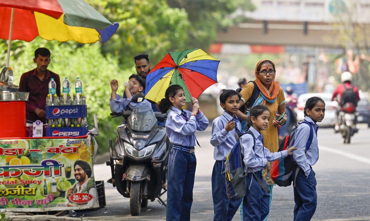 Valul de căldură prelungit din India și Pakistan pune la încercare limitele de supraviețuire: temperaturi de până la 49°C