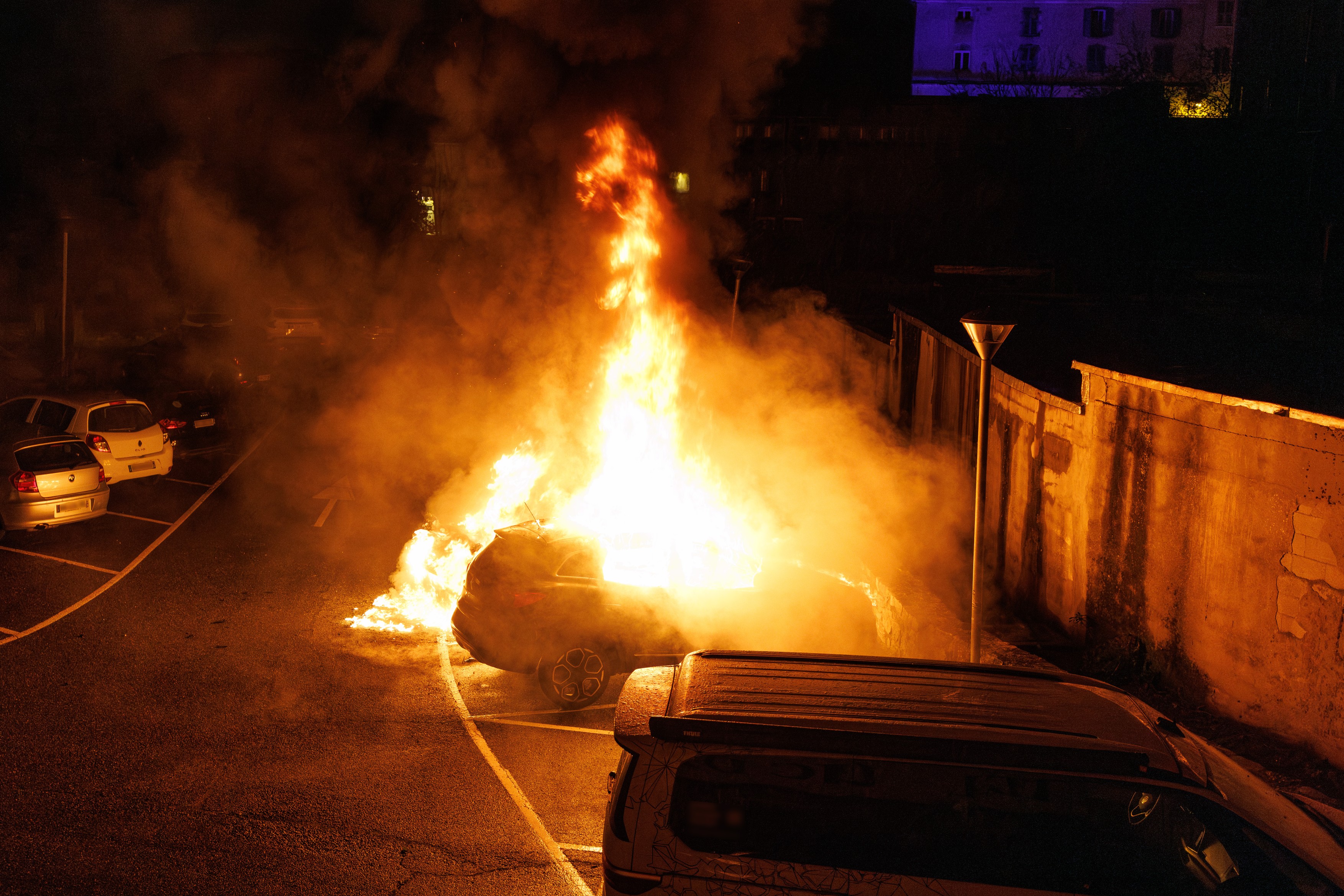 Încă o închisoare din Franţa a fost atacată. Trei mașini incendiate în fața penitenciarului