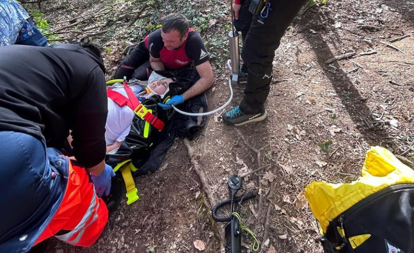 Adolescent de 14 ani, recuperat de salvamontişti după ce s-a accidentat pe un traseu de mountain bike din Maramureș